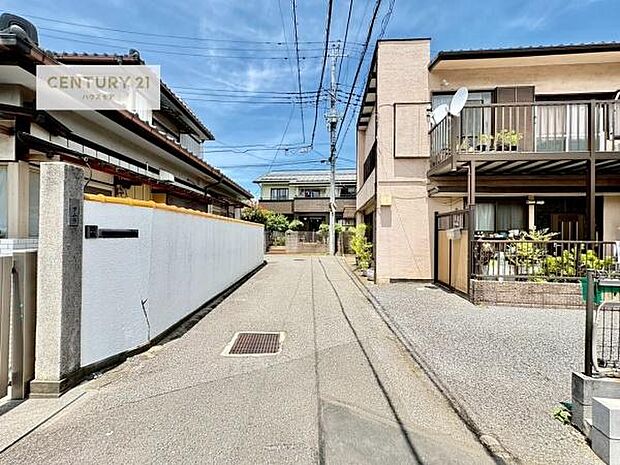 前面道路4m!陽当り良好な立地です。車庫入れが苦手な方も安心ですね。