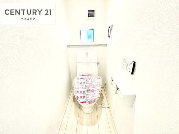 1・2階にトイレがございます!朝の忙しい時間帯も待たずにすみそうですね。白を基調とした清潔感のあるトイレでお手入れがしやすいです!