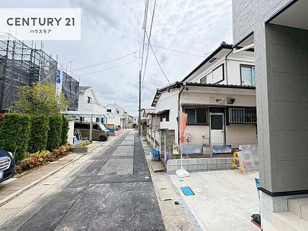 前面道路は4m!陽当り良好な立地です。車庫入れが苦手な方も安心ですね。