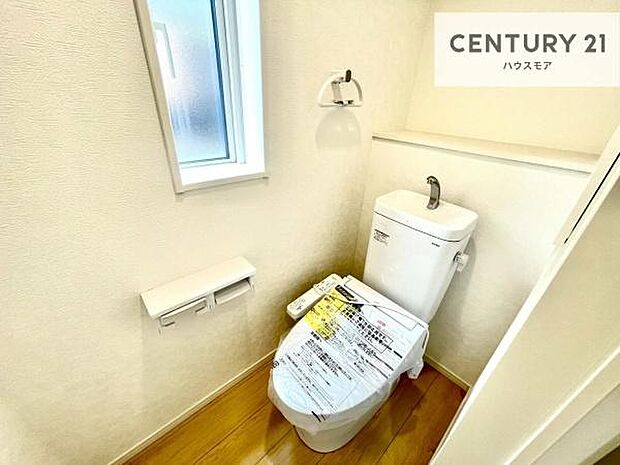 1・2階にトイレがございます!朝の忙しい時間帯も待たずにすみそうですね。白を基調とした清潔感のあるトイレでお手入れがしやすいです!