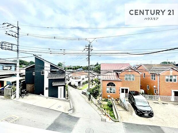 周囲に高い建物がなく開放的な眺望です!晴れた日は青空が広がります!