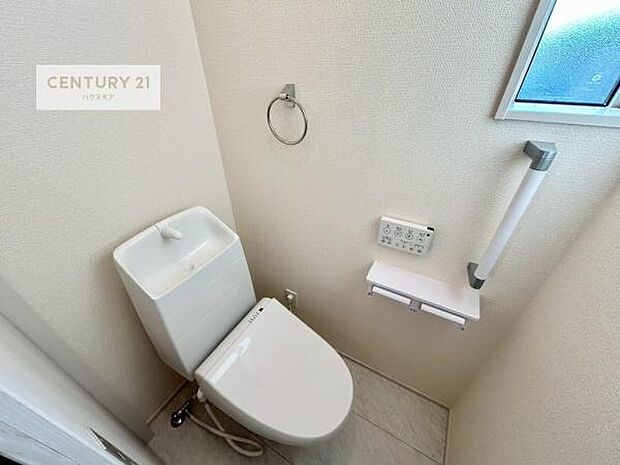 1・2階にトイレがございます!朝の忙しい時間帯も待たずにすみそうですね。白を基調とした清潔感のあるトイレでお手入れがしやすいです!