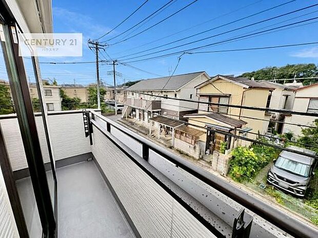 落ち着きある住宅街です!周囲には高い建物がなく、空が広く開放感があり、陽当たりを大きく遮られることもありません!気持ちの良い風が通り抜ける街並みです!