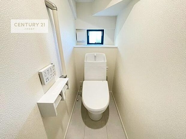 1・2階にトイレがございます！朝の忙しい時間帯も待たずにすみそうですね。白を基調とした清潔感のあるトイレでお手入れがしやすいです！