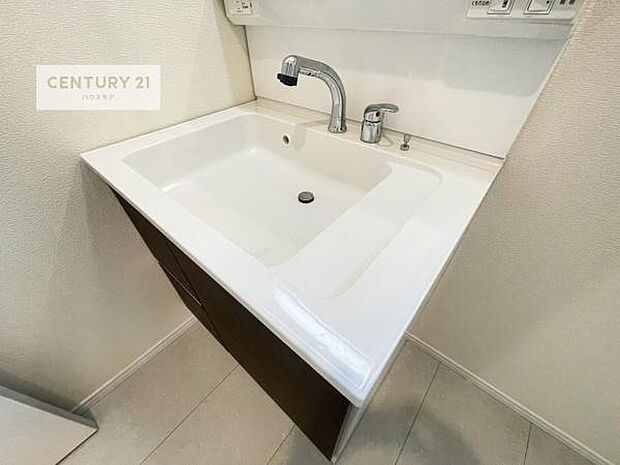 深い洗面台ボウルは、水が跳ねにくいのでお手入れが楽々！清潔感が保てます！キレイな洗面所で自分磨きのモチベーションが上がりますね！