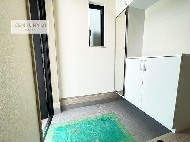 ミラー付きシューズボックス付きなので、玄関が片付きお掃除がしやすいです!スッキリした玄関で戸を開けた瞬間、清潔感のある心地いい空間が出迎えてくれます。