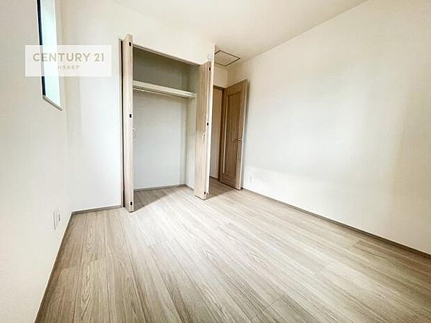 掃き出し窓がないお部屋は、お子様のお部屋としても安心です!収納スペースも充実しているので散らかったお部屋をサッと片付けられます!