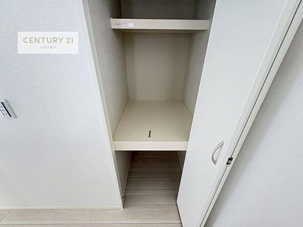 住空間をすっきり使うためには必須ポイントの収納スペースですよね。是非現地でご確認ください!