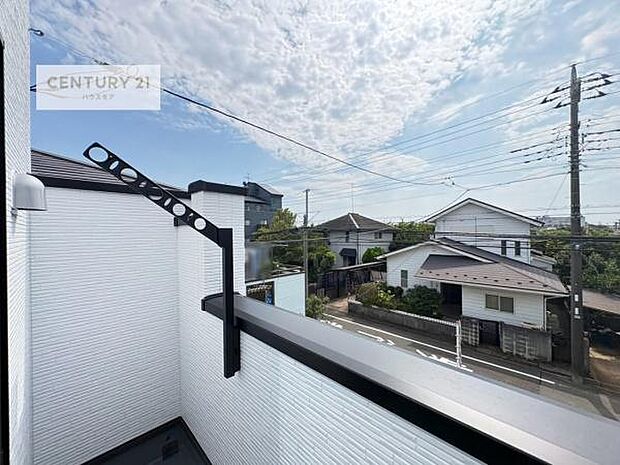 晴れた日には青い空を見渡せる開放的な時間を楽しめます。気持ちの良い風が通り抜ける街並みです!