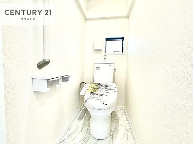 1・2階にトイレがございます!朝の忙しい時間帯も待たずにすみそうですね。白を基調とした清潔感のあるトイレでお手入れがしやすいです!