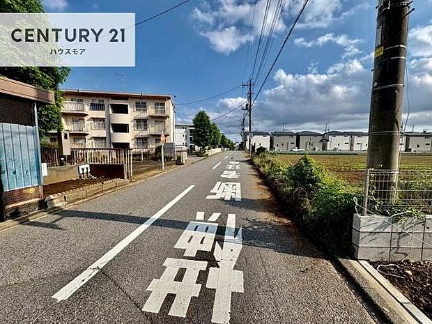 前面道路は5.9m!陽当り良好な立地です。車庫入れが苦手な方も安心ですね。