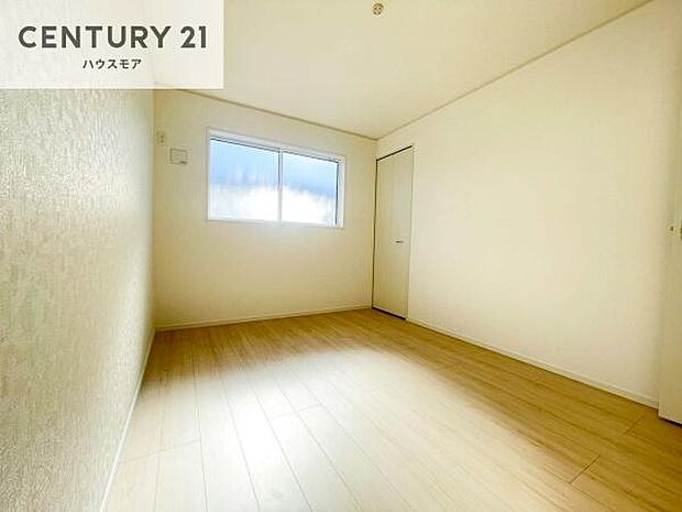 掃き出し窓がないお部屋は、お子様のお部屋としても安心です!収納スペースも充実しているので散らかったお部屋をサッと片付けられます!