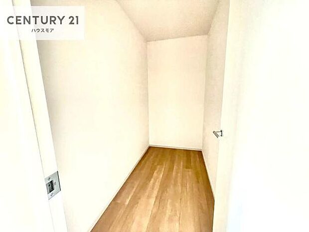 2階には奥行きのあるホールクロークあり!季節の家電や趣味用品、大きな荷物もスッキリ整頓できます。