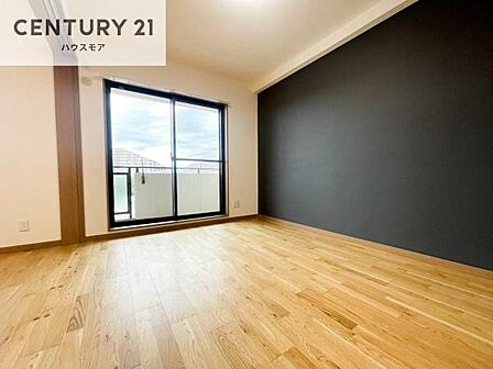 バルコニーに面した洋室は、たっぷりの陽光が差し込む明るい空間。一日の疲れをゆっくりと癒す主寝室としておすすめです。朝は心地よい光に包まれながら気持ちよく目覚められます。