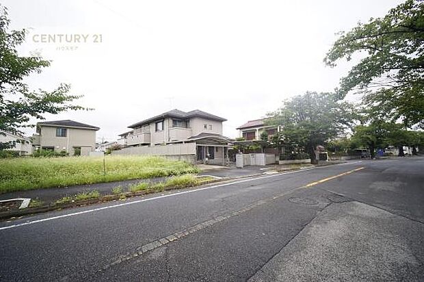前面道路16m!陽当り良好な立地です。車庫入れが苦手な方も安心ですね。