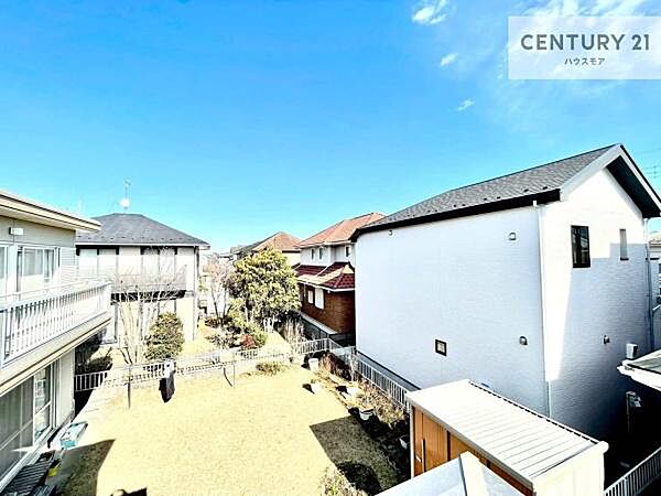 晴れた日には青い空を見渡せる開放的な時間を楽しめます。気持ちの良い風が通り抜ける街並みです！