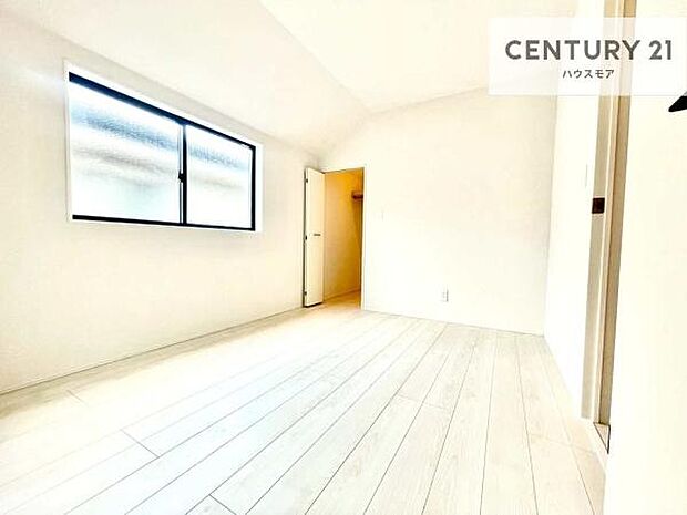 掃き出し窓がないお部屋は、お子様のお部屋としても安心です!収納スペースも充実しているので散らかったお部屋をサッと片付けられます!