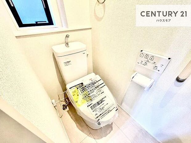 1・2階にトイレがございます!朝の忙しい時間帯も待たずにすみそうですね。白を基調とした清潔感のあるトイレでお手入れがしやすいです!
