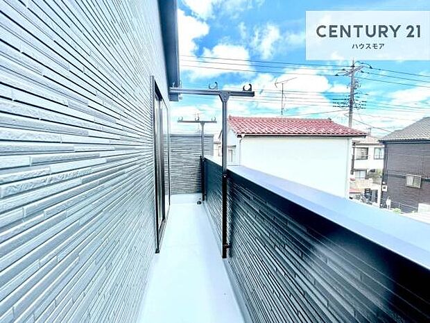 広々としたバルコニーで一日の始まりをスタート!お洗濯ものをたっぷり気持ちよく干せます!