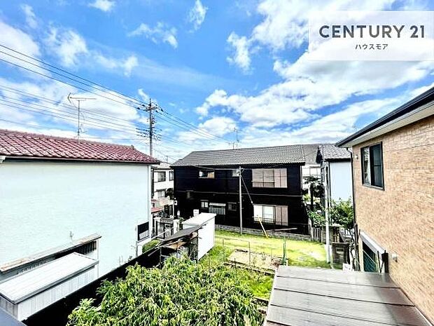 晴れた日には青い空を見渡せる開放的な時間を楽しめます。気持ちの良い風が通り抜ける街並みです!