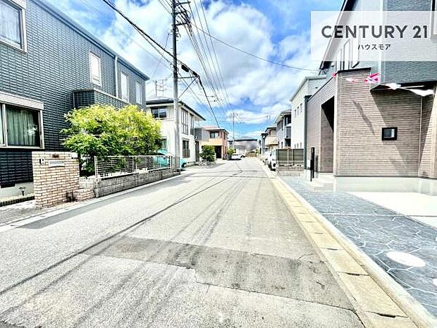 前面道路6m!陽当り良好な立地です。車庫入れが苦手な方も安心ですね。