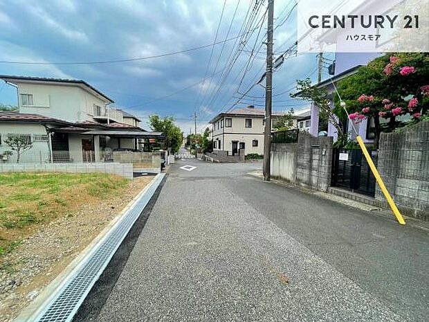 前面道路6ｍ！陽当り良好な立地です。車庫入れが苦手な方も安心ですね。