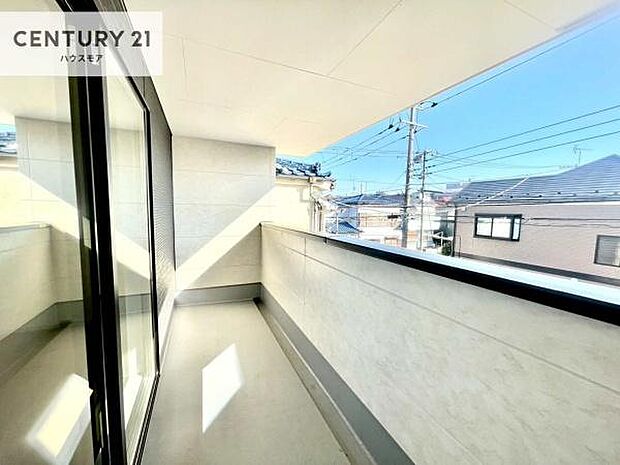 広々としているバルコニーです!お洗濯物を干すのはもちろん風に当たりながらくつろぎタイムが送れます!