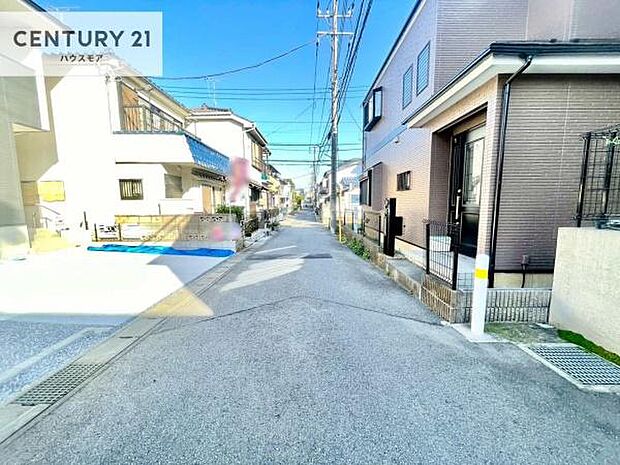 前面道路4m×4m!陽当り良好な立地です。車庫入れが苦手な方も安心ですね。