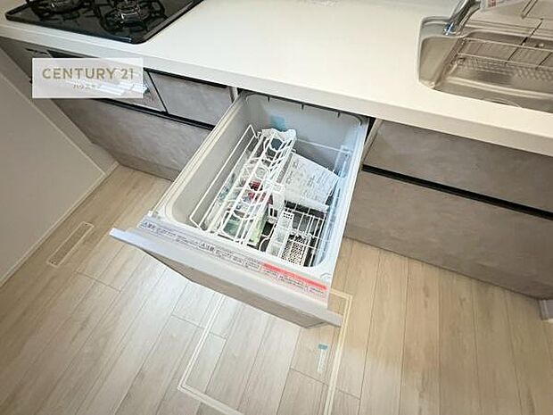 食洗機付き！忙しい時や冬場は手荒れ防止として大活躍します！ビルトイン仕様なので、場所も取らず調理スペースも広く使えて手際よく作業が出来ます！