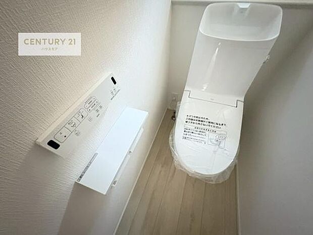 温水洗浄便座につき、冬場は便座が暖かくできるので冷たい便座に座らずに済む嬉しい仕様です！シンプルなカラーを基調としているので、お手入れがしやすいです。