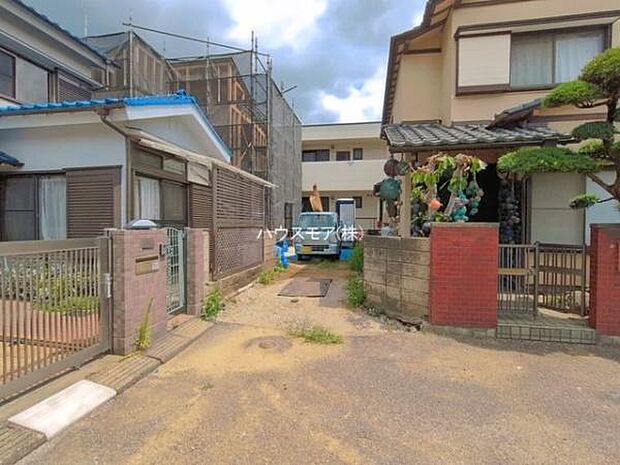陽当り良好な立地です。車庫入れが苦手な方も安心ですね。