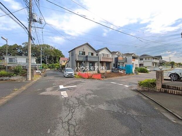 前面道路6m!陽当り良好な立地です。車庫入れが苦手な方も安心ですね。