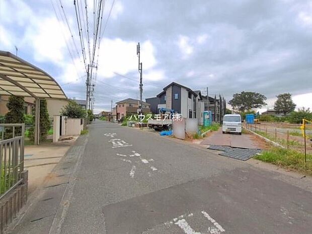 前面道路は6.2m!陽当り良好な立地です。車庫入れが苦手な方も安心ですね。