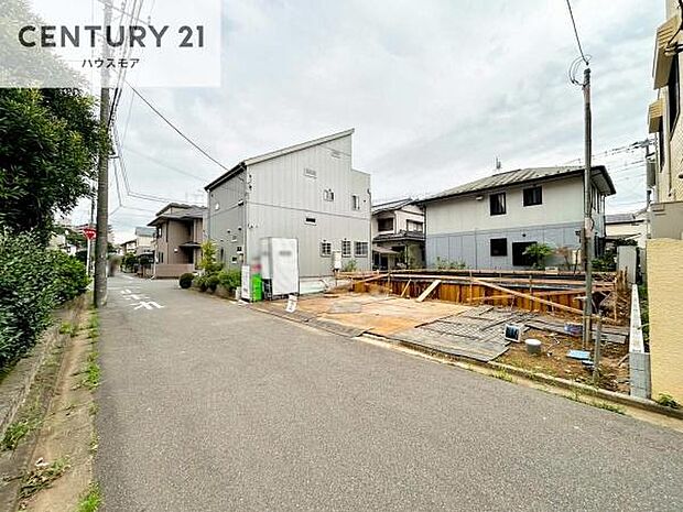 前面道路は5m!陽当り良好な立地です。車庫入れが苦手な方も安心ですね。
