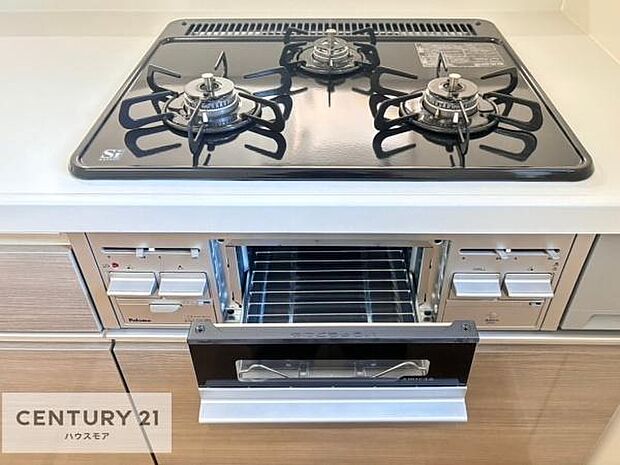 コンロは三口あるのでお料理の同時進行ができます。もちろんグリル付きです。調理スペースも広々している為作業がしやすい!使い勝手が良いシステムキッチンです!(同仕様)