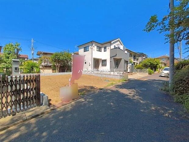 前面道路4.5m!陽当り良好な立地です。車庫入れが苦手な方も安心ですね。