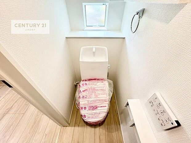 1・2階にトイレがございます！朝の忙しい時間帯も待たずにすみそうですね。白を基調とした清潔感のあるトイレでお手入れがしやすいです！