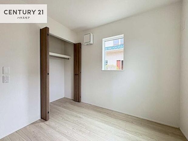 掃き出し窓がないお部屋は、お子様のお部屋としても安心です!収納スペースも充実しているので散らかったお部屋をサッと片付けられます!