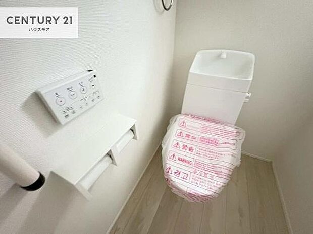 温水洗浄便座につき、冬場は便座が暖かくできるので冷たい便座に座らずに済む嬉しい仕様です!シンプルなカラーを基調としているので、お手入れがしやすいです。