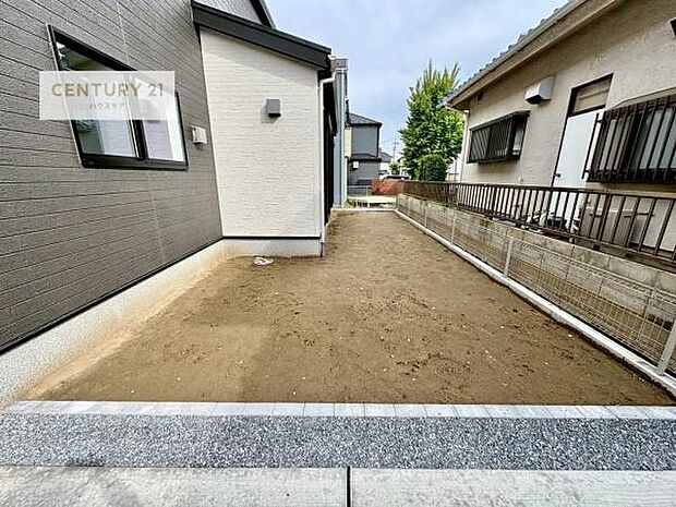 陽当たり良好なお庭です!晴れた日には青い空を見渡せる開放的な時間を楽しめます。ガーデニングや家庭菜園も楽しめます!