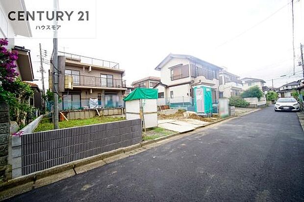 前面道路は4m!陽当り良好な立地です。車庫入れが苦手な方も安心ですね。