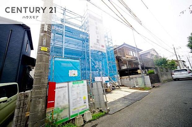 前面道路は4m!陽当り良好な立地です。車庫入れが苦手な方も安心ですね。