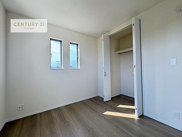 掃き出し窓がないお部屋は、お子様のお部屋としても安心です!収納スペースも充実しているので散らかったお部屋をサッと片付けられます!
