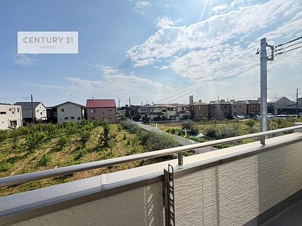 晴れた日には青い空を見渡せる開放的な時間を楽しめます。気持ちの良い風が通り抜ける街並みです!