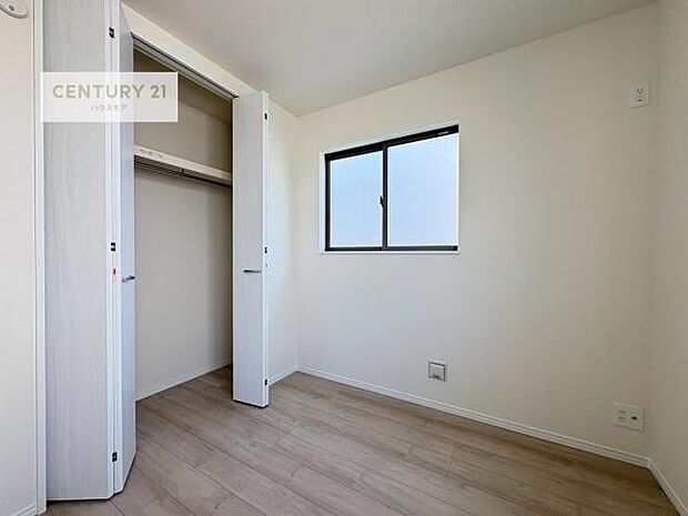 掃き出し窓がないお部屋は、お子様のお部屋としても安心です!収納スペースも充実しているので散らかったお部屋をサッと片付けられます!