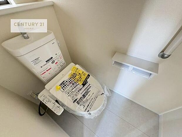 1・2階にトイレがございます!朝の忙しい時間帯も待たずにすみそうですね。白を基調とした清潔感のあるトイレでお手入れがしやすいです!