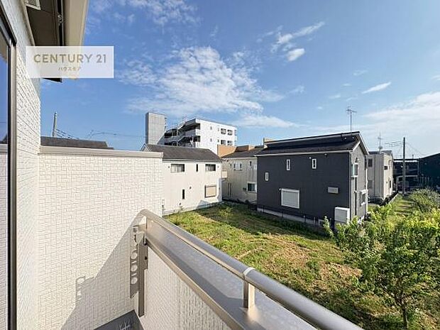 晴れた日には青い空を見渡せる開放的な時間を楽しめます。気持ちの良い風が通り抜ける街並みです!