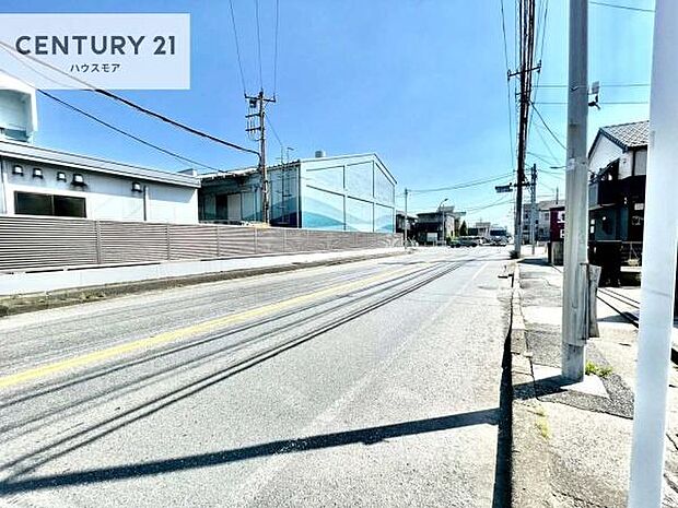 前面道路12m!陽当り良好な立地です。車庫入れが苦手な方も安心ですね。