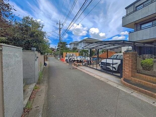 前面道路は4m!陽当り良好な立地です。車庫入れが苦手な方も安心ですね。