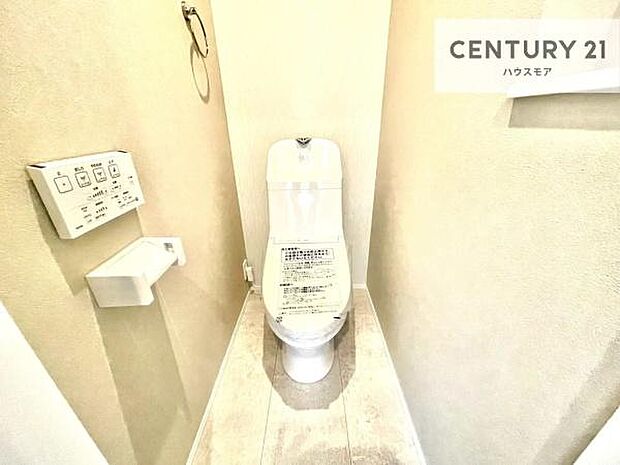 1・2階にトイレがございます!朝の忙しい時間帯も待たずにすみそうですね。白を基調とした清潔感のあるトイレでお手入れがしやすいです!